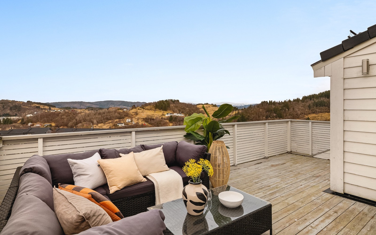 På de varmeste sommerdagene fungerer altanen som en forlengelse av stuen Galleribilde