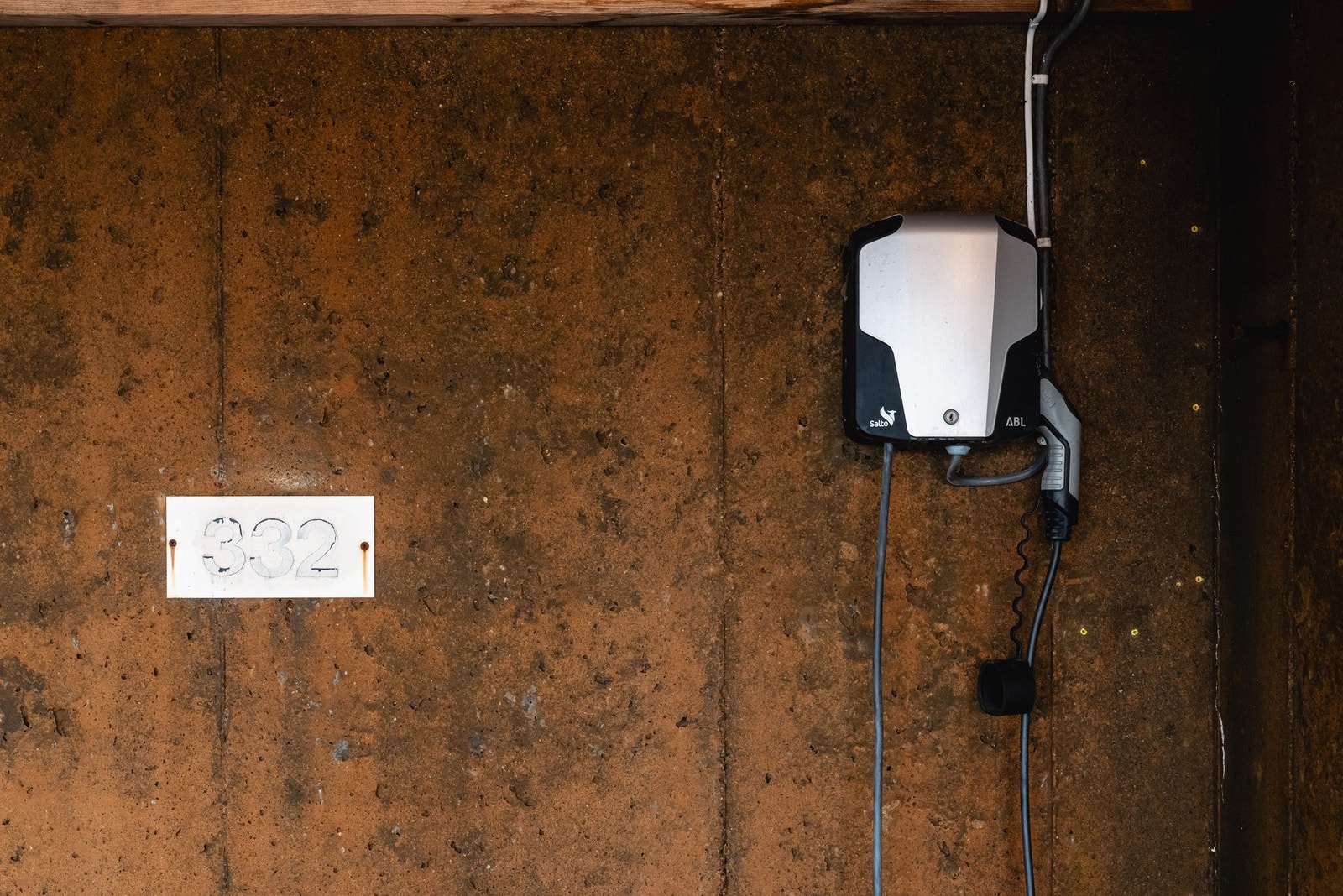 Elbillader i carport Galleribilde