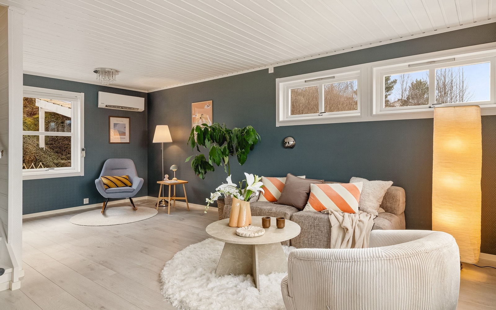 Romslig stue på 22,3 m² som enkelt kan innredes inn i ulike soner Galleribilde