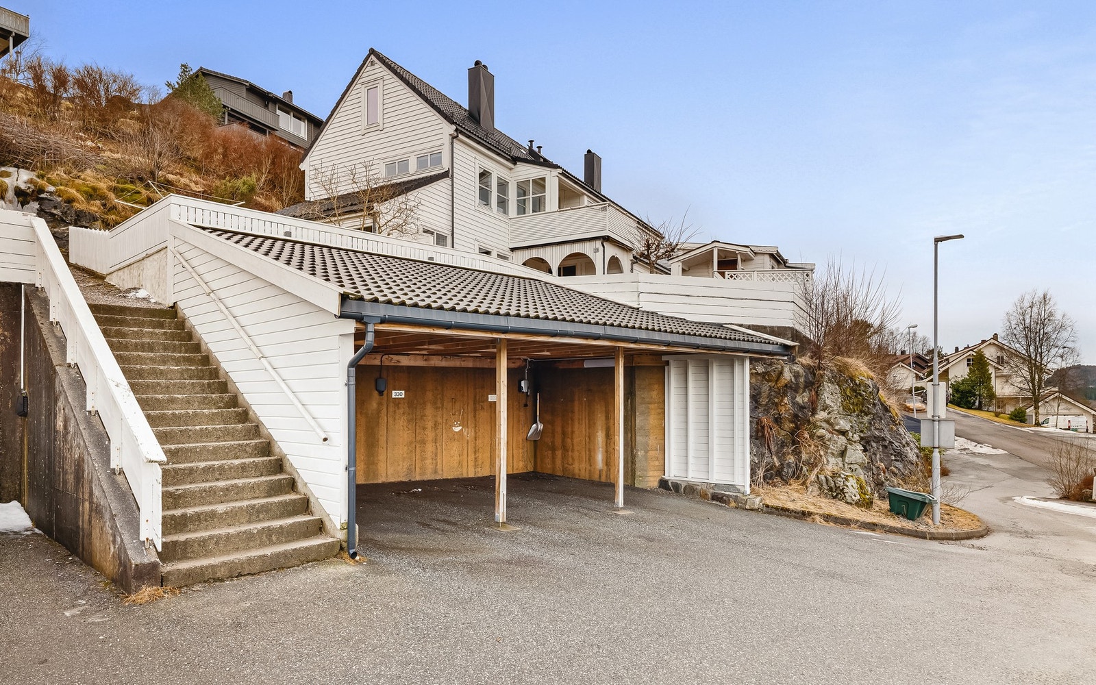 Fast parkeringsplass i carport like nedenfor boligen Galleribilde