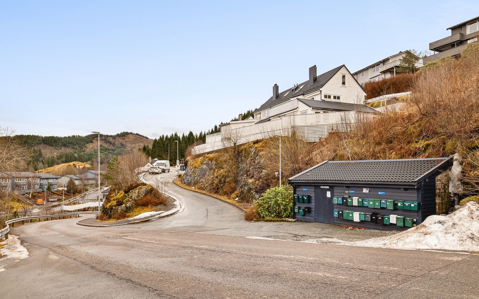 Boligen har en fin og samtidig tilbaketrukket beliggenhet med nærhet til det meste av hverdagslige fasiliteter Galleribilde