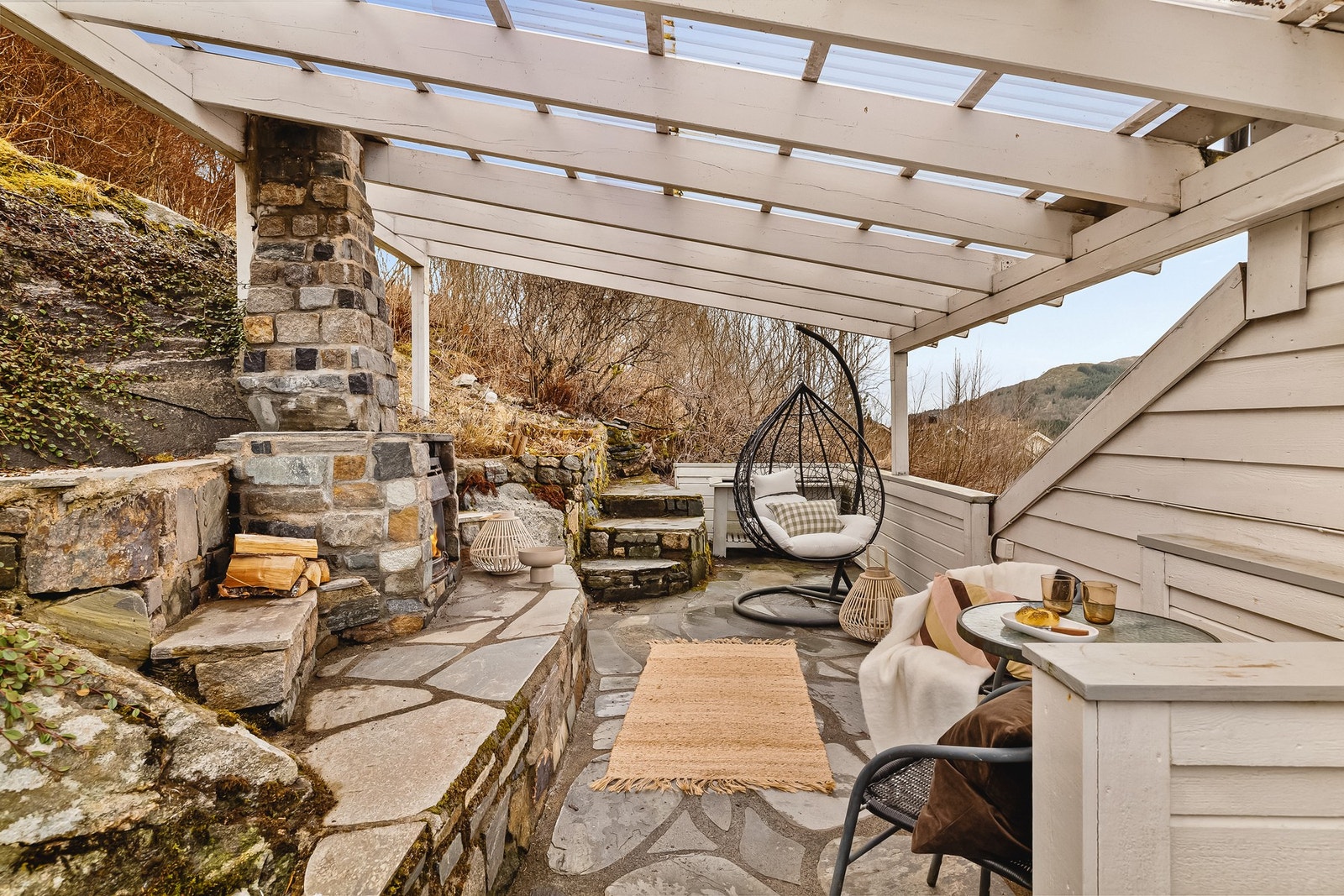 Leiligheten har herlige uteplasser med gode solforhold Galleribilde