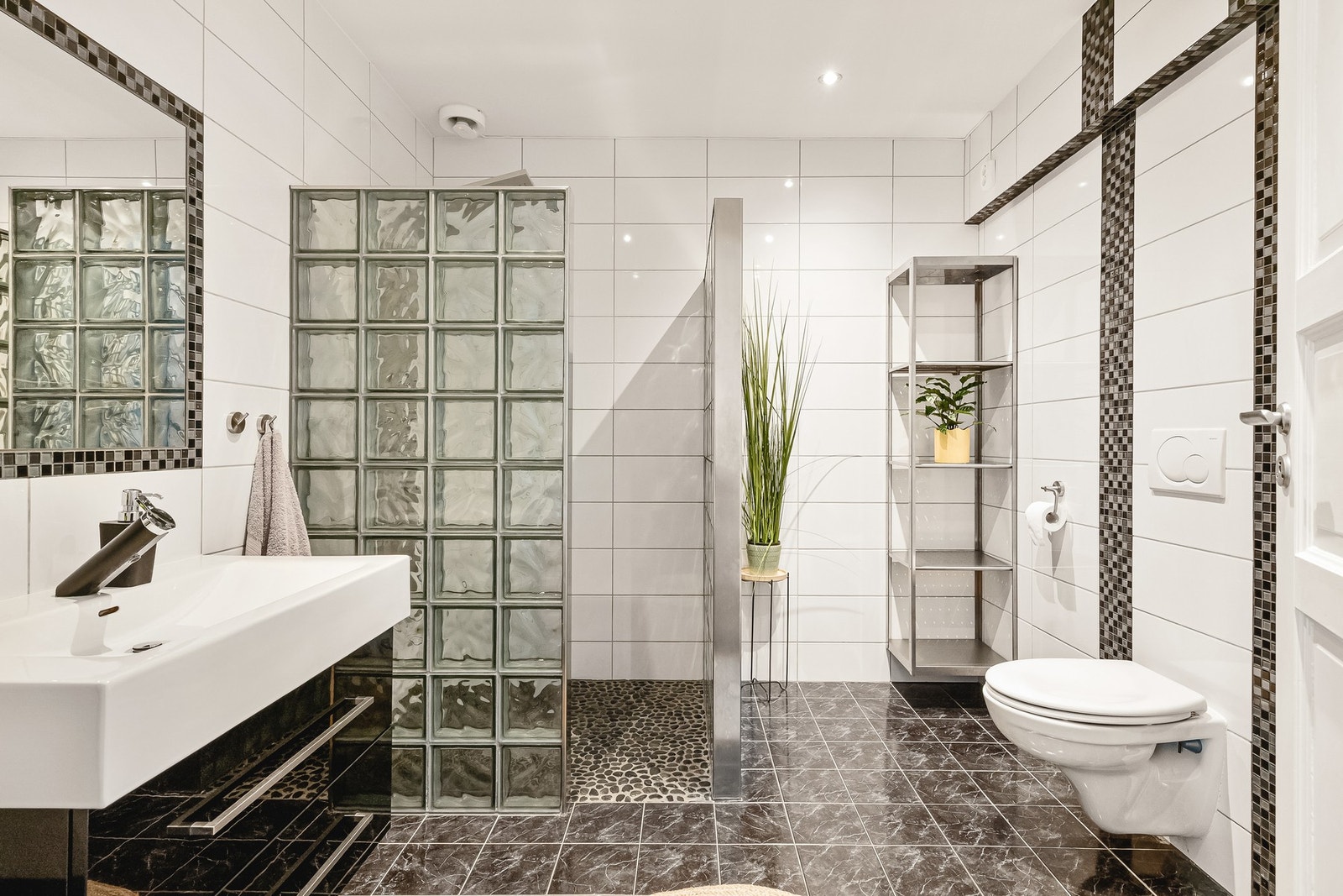 Pent, flislagt bad med varmekabler i gulv Galleribilde