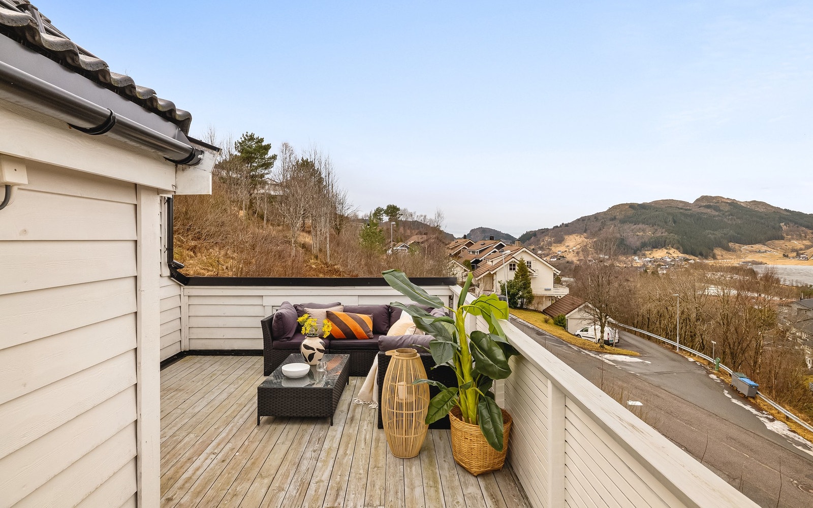 Stor altan på hele 20 m² med tilkomst fra kjøkken Galleribilde