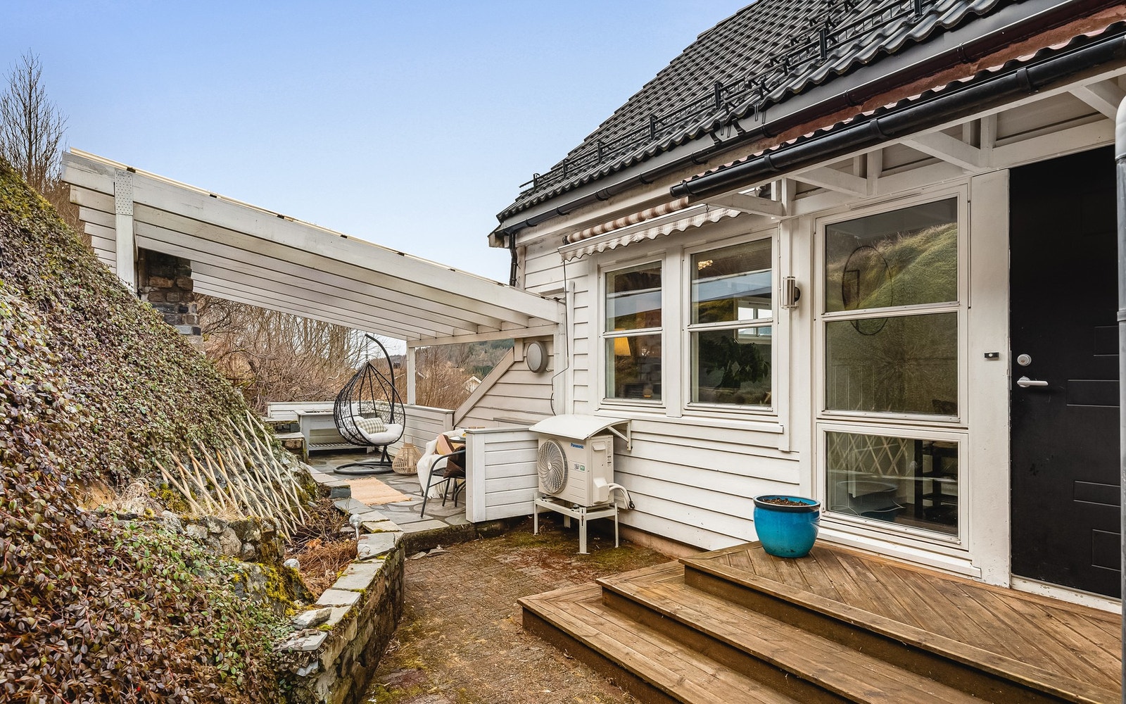 Inngangspartiet er flott med utepeis, pergola, og har opparbeidet hage med jordbær, bringebær og flerårige stauder. Galleribilde