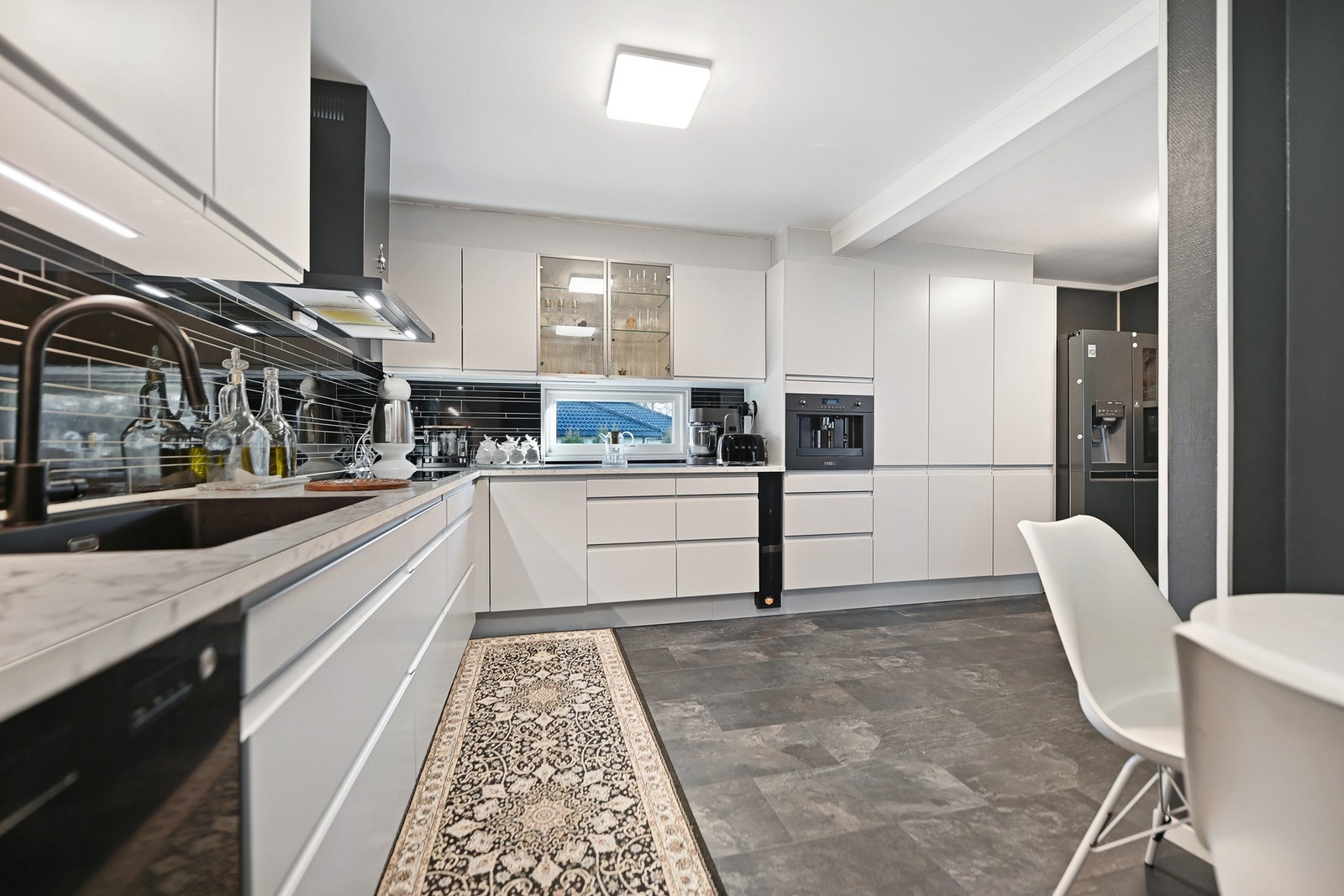 Kjøkkenet har rikelig med skap- og benkeplass. Galleribilde