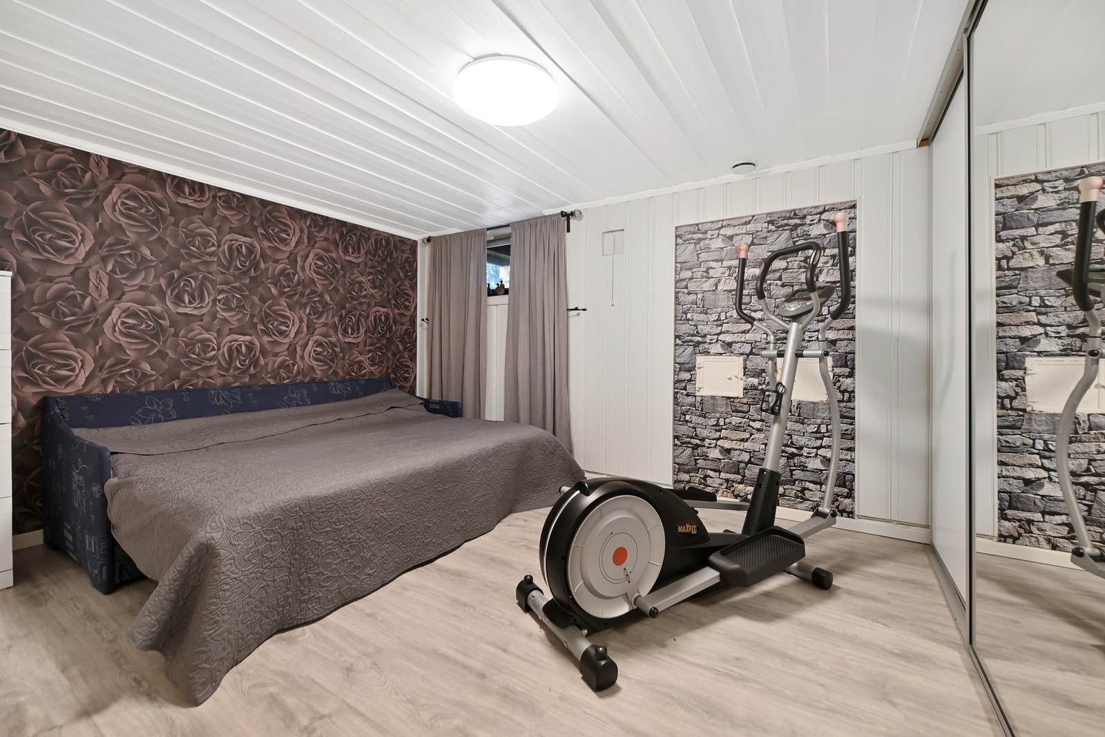 Rom innredet som soverom i kjeller (ikke godkjent). Galleribilde