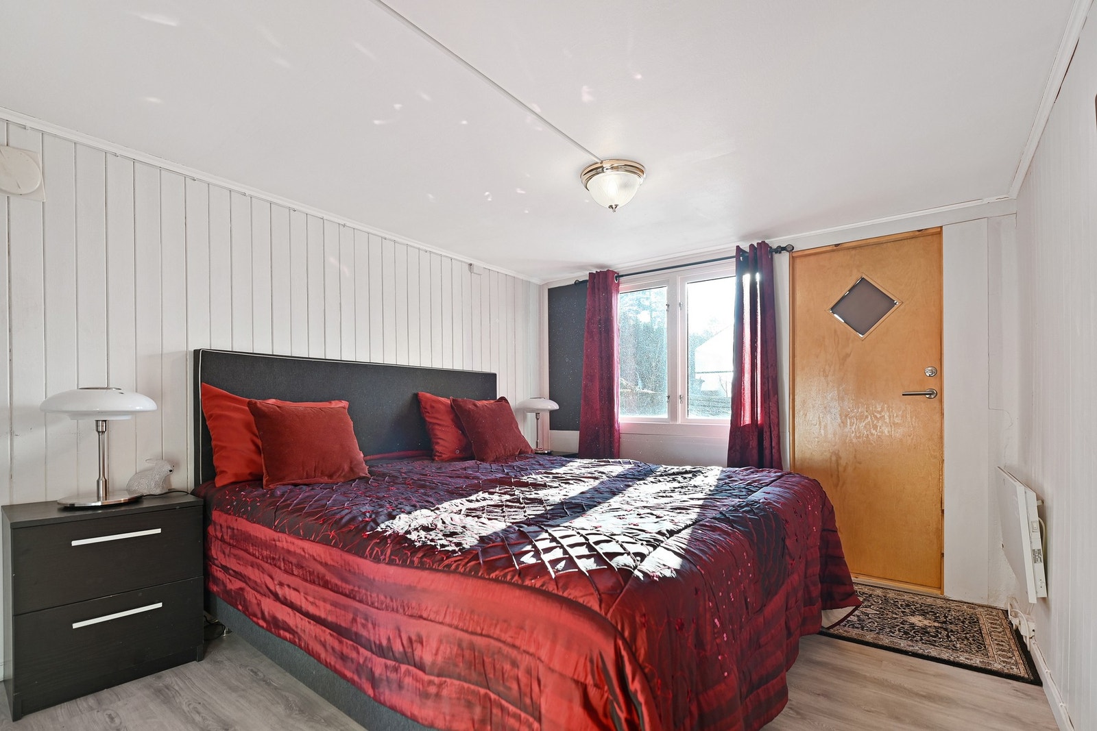 Rom innredet som soverom i kjeller (ikke godkjent). Galleribilde