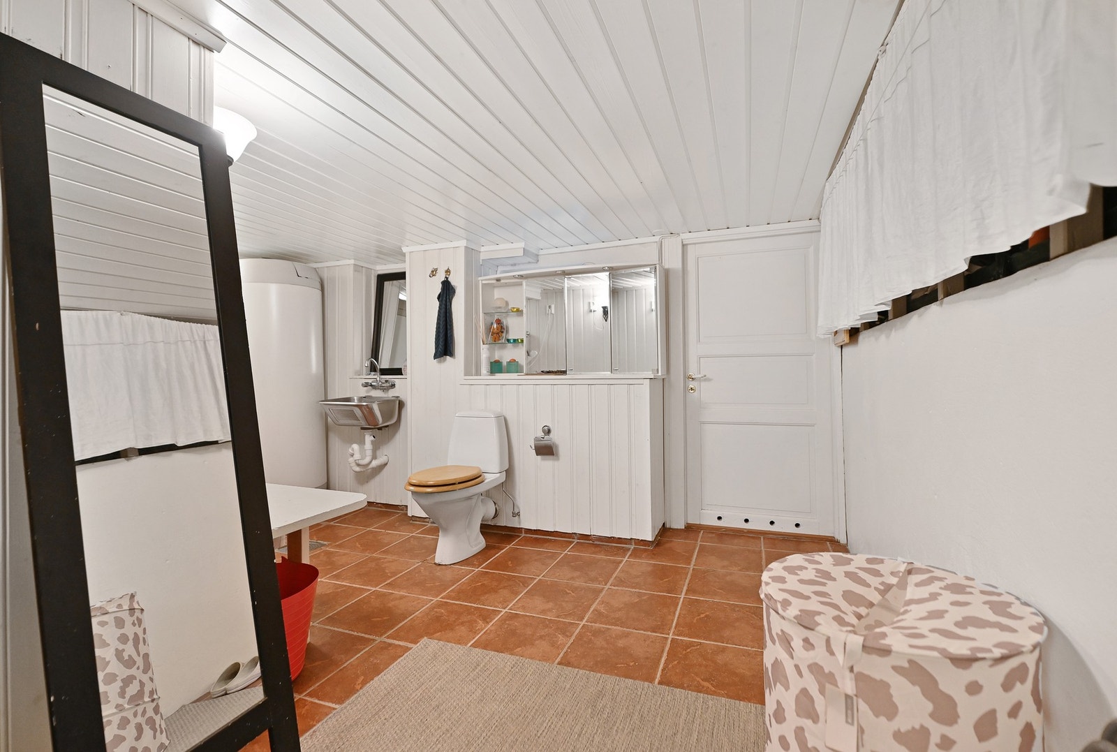 Toalettrom/vaskerom i kjeller. Galleribilde