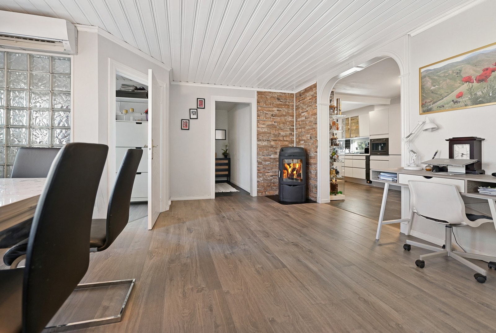 Det er vedovn i stuen. Galleribilde