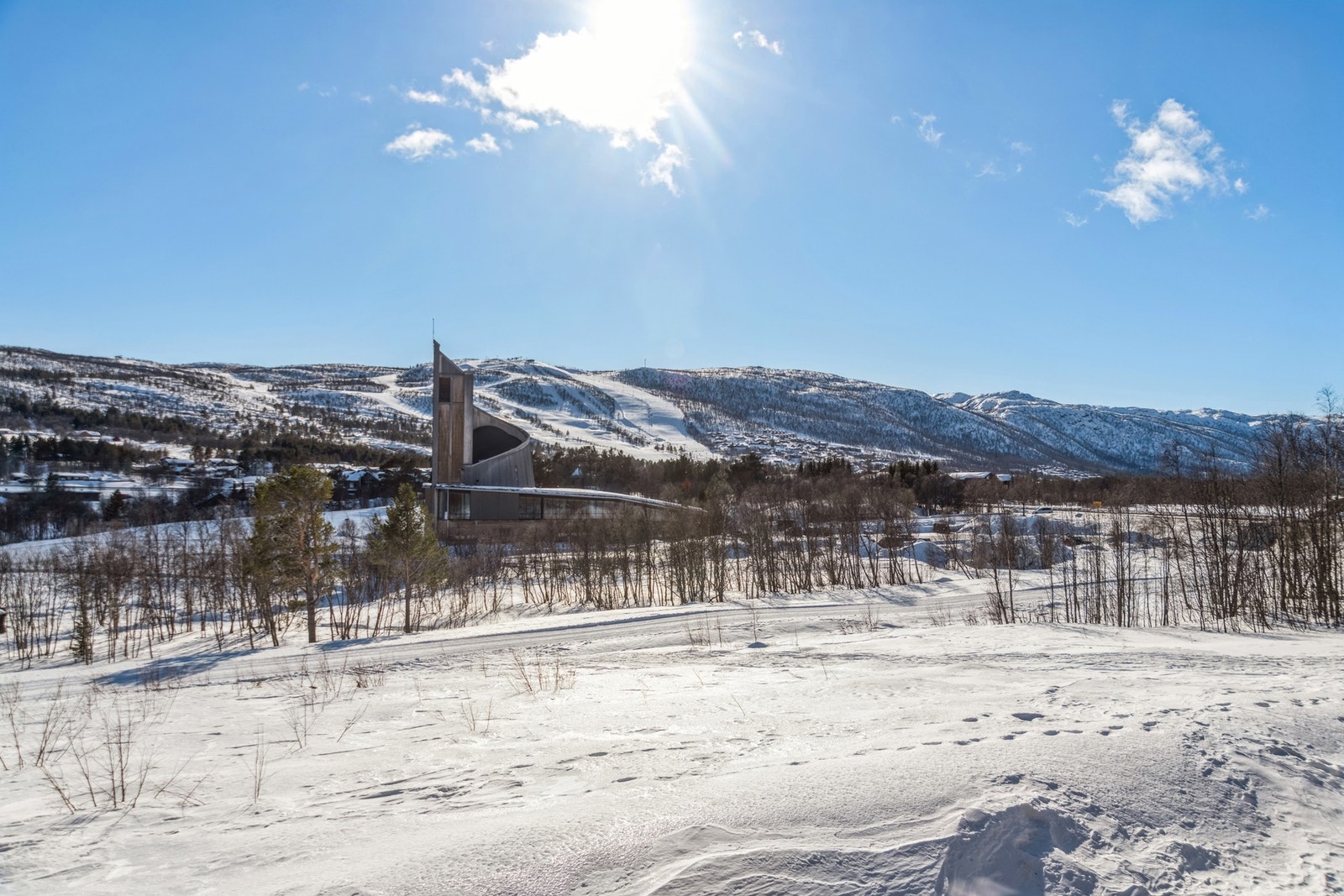 Fantastisk utsikt mot kirken og Vestlia Galleribilde