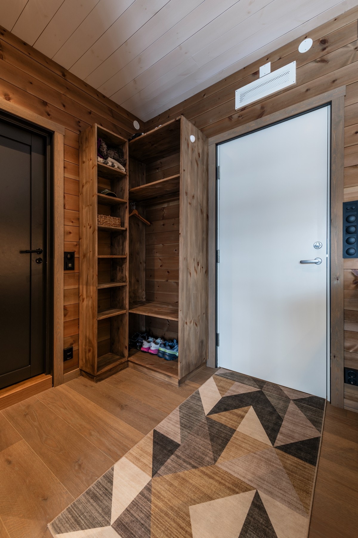 Entréen med direkte adkomst til oppholdsrom, tilkomst til bad Galleribilde