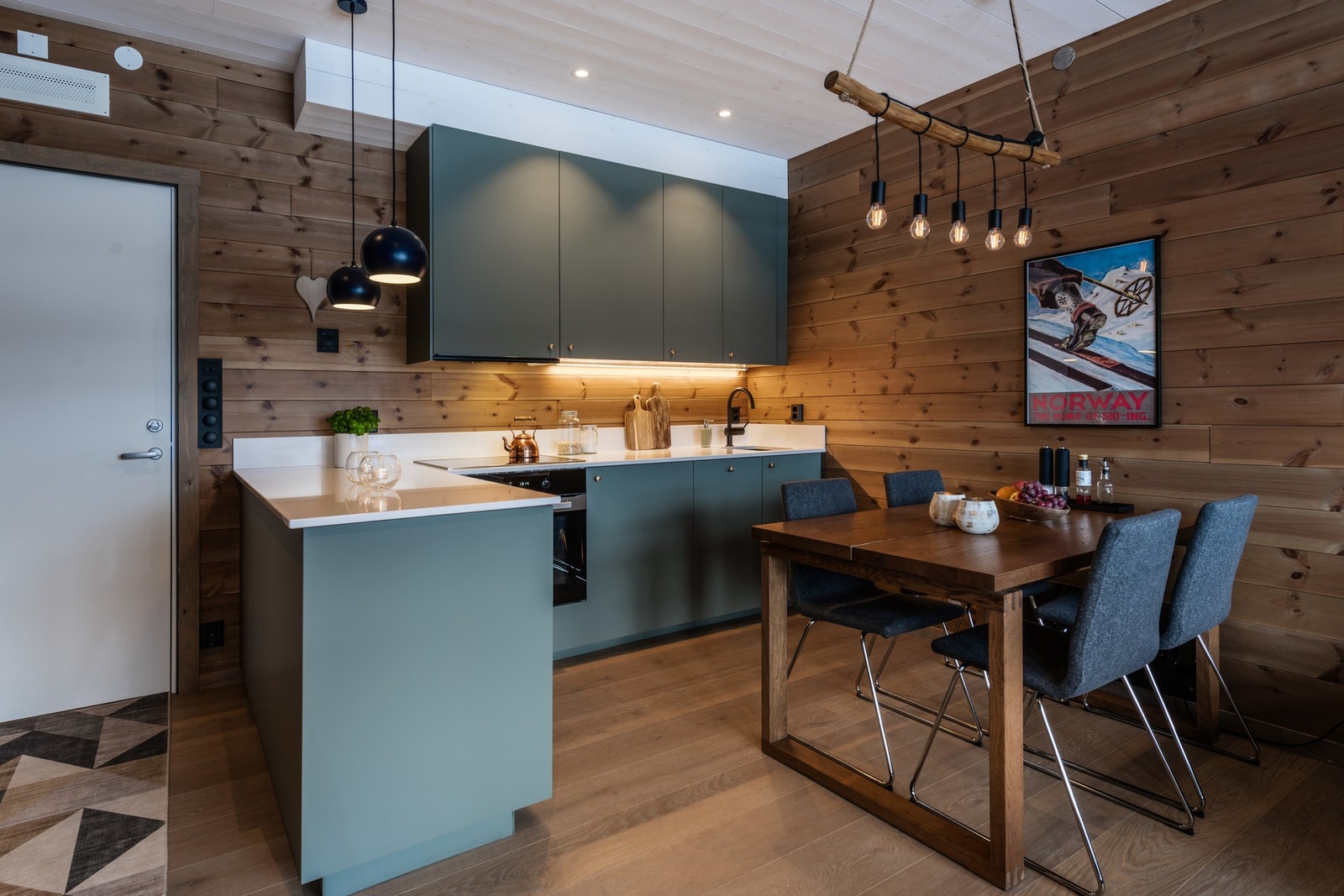 Lekkert kjøkken med integrert kjøleskap, oppvaskmaskin, platetopp og stekeovn Galleribilde