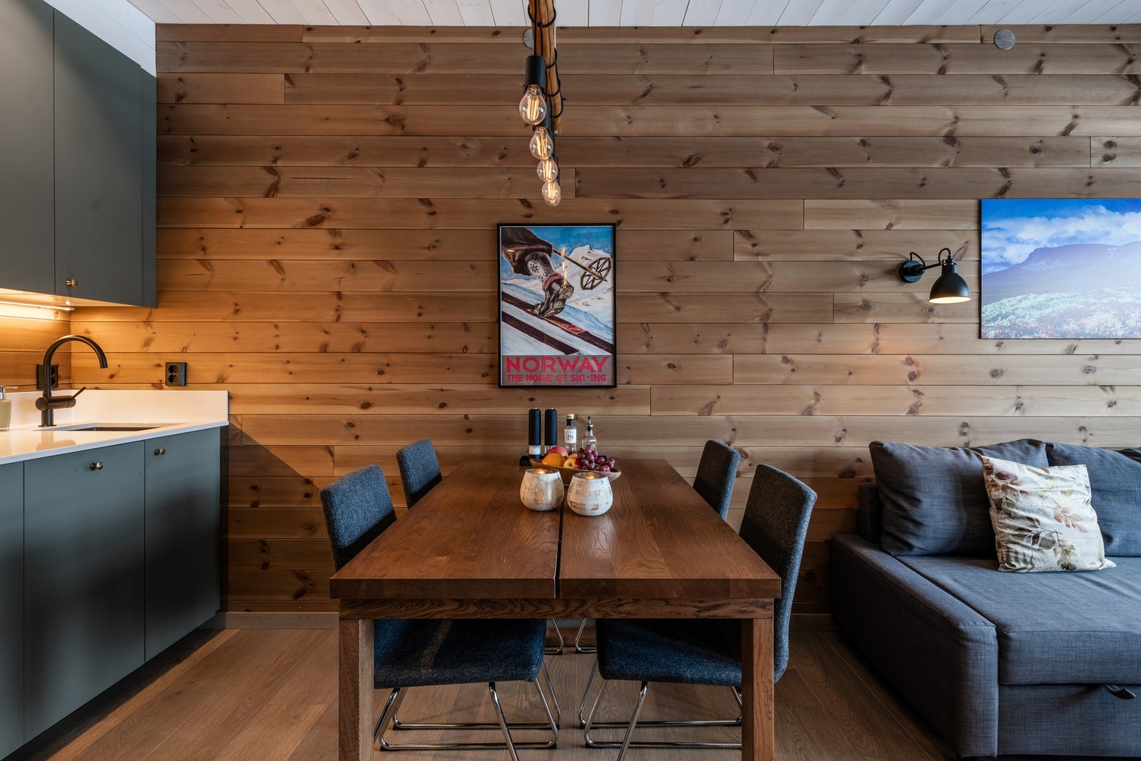 Koselig spiseplass for familie og venner Galleribilde