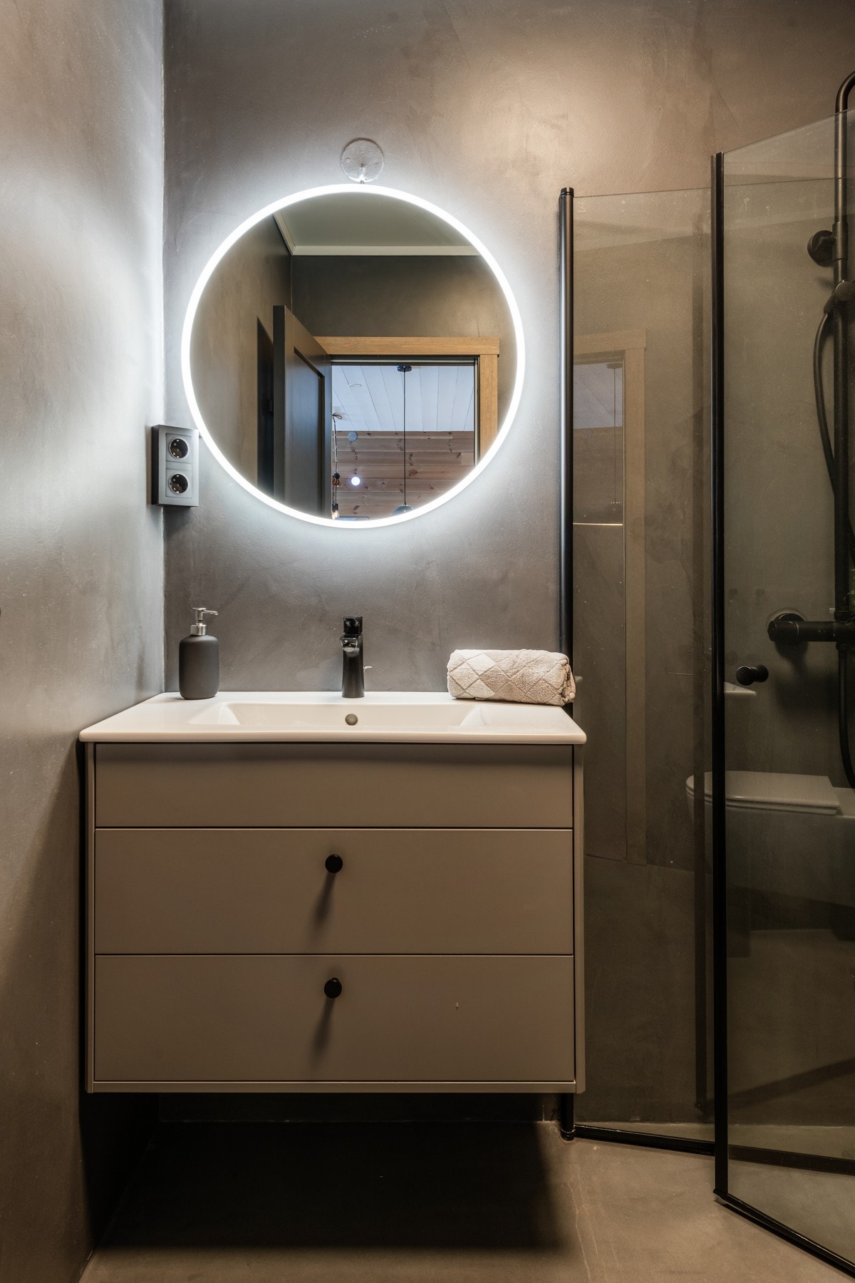 Badet har nedfelt servant, veggmontert toalett og dusjvegger/hjørne Galleribilde