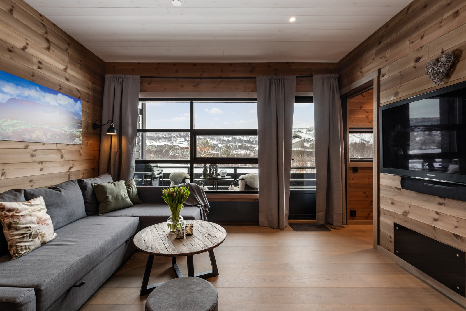 Store vindusflater slipper godt med naturlig lys inn Galleribilde