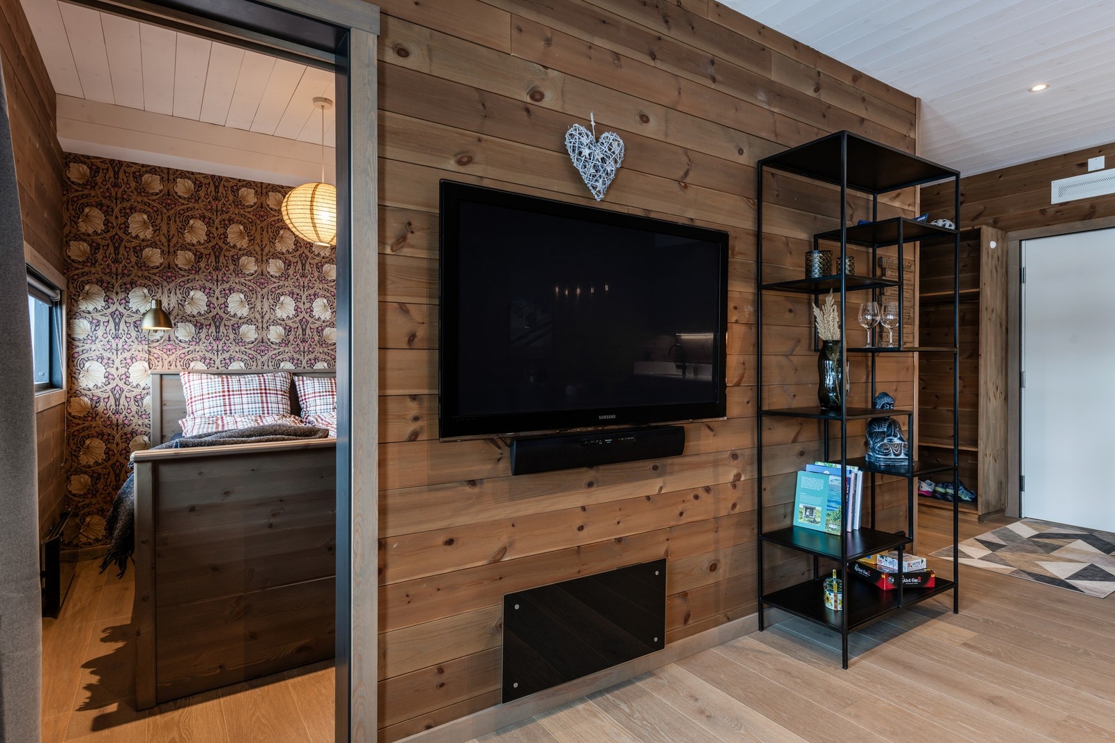 Fra stuen er skyvedør inn til soverom Galleribilde