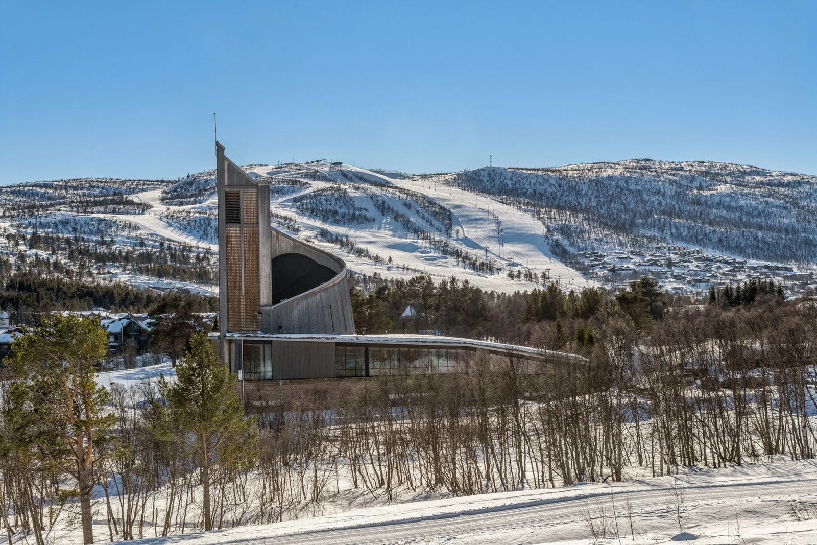 Geilo Kulturkyrkje som pryder landskapet med alpinanlegget i horisonten Galleribilde