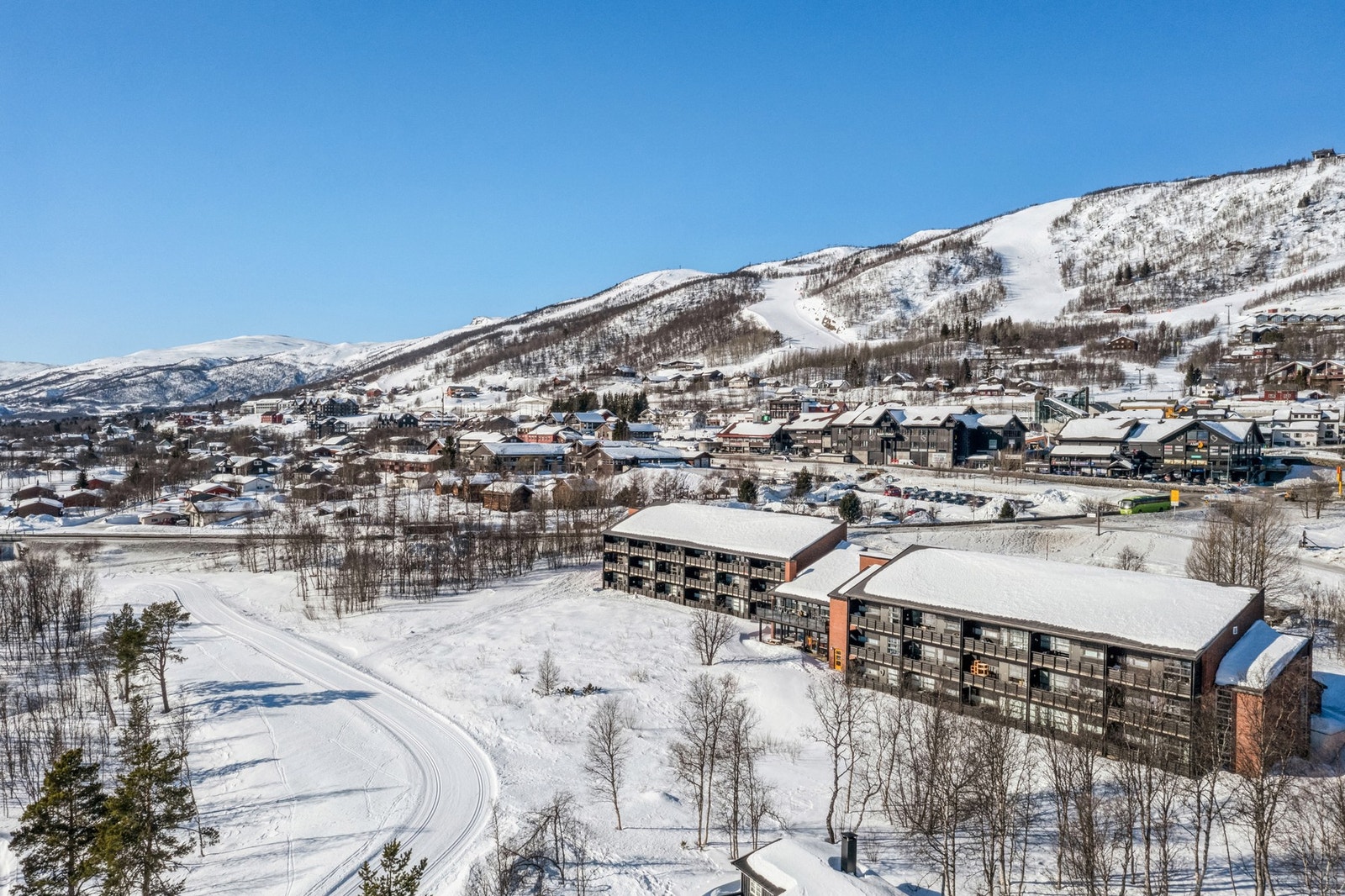 Eiendomsmegler Jannike Seljevoll Herleiksplass har gleden av å presentere denne flotte leiligheten midt i Geilo sentrum (Foto: Terje Bjørnsen) Galleribilde