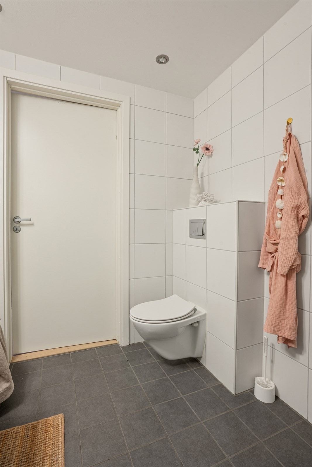 Badet er av god størrelse og innredet med veggfestet klosett. Galleribilde