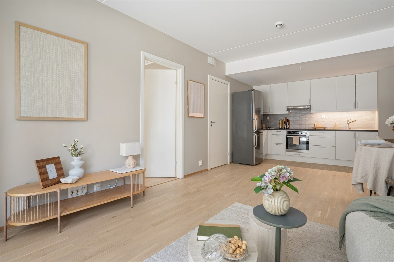 Stuen har en delvis åpen kjøkkenløsning, noe som skaper en lys og luftig romfølelse. Galleribilde