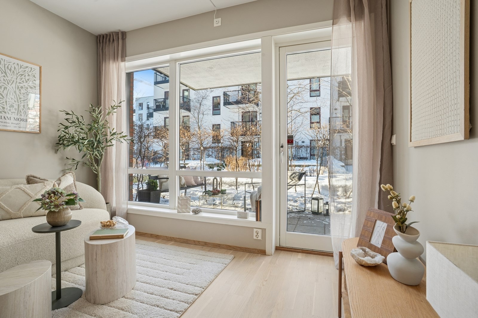 Stuen har store vindusflater som slipper inn rikelig med naturlig lys. Galleribilde