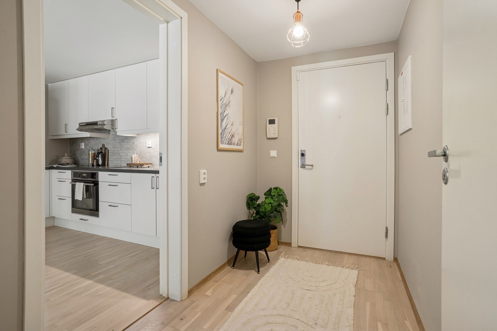 Velkommen! Et lyst og innbydende inngangsparti. Galleribilde