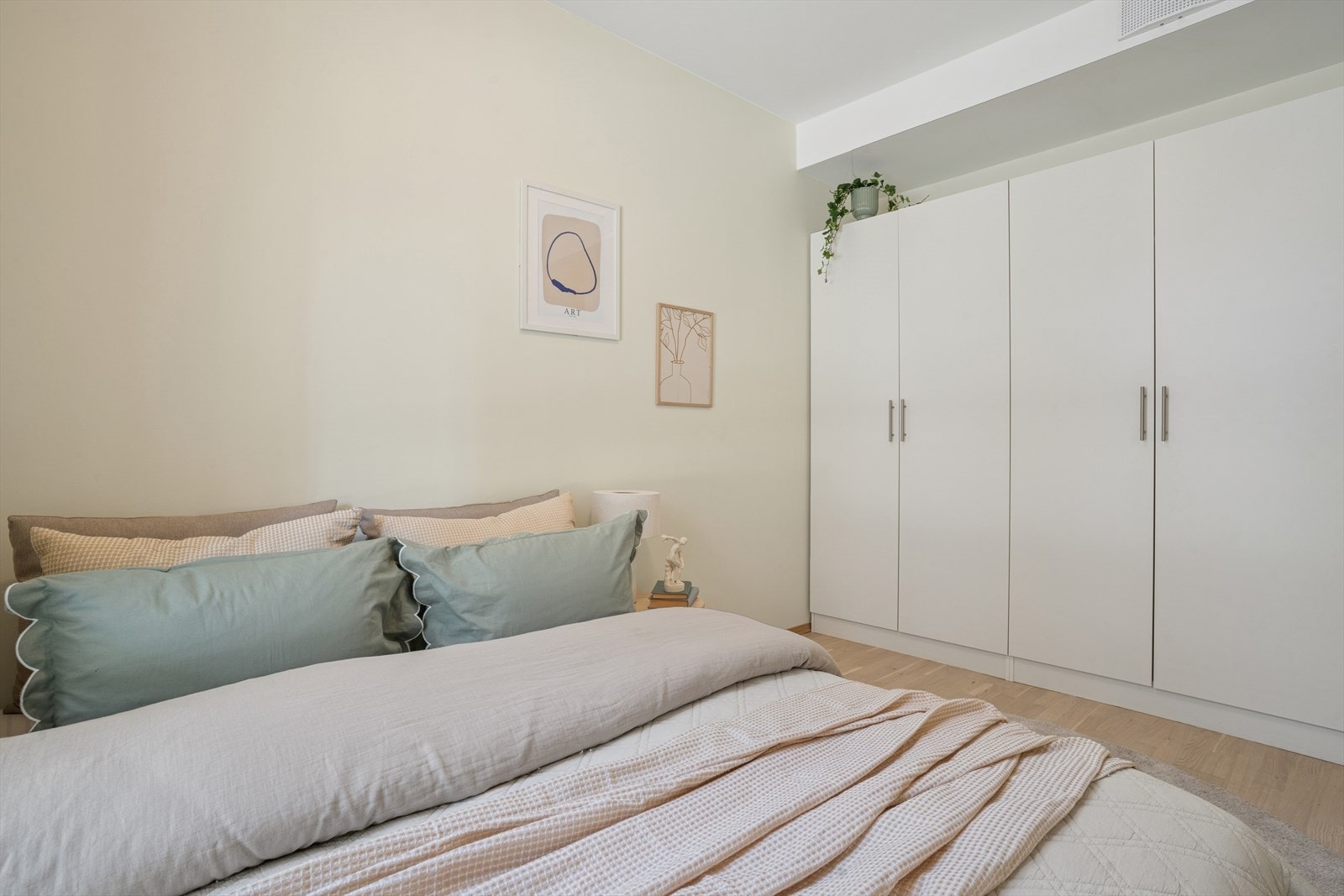 Rommet byr på gode oppbevaringsmuligheter via en god garderobeløsning. Galleribilde