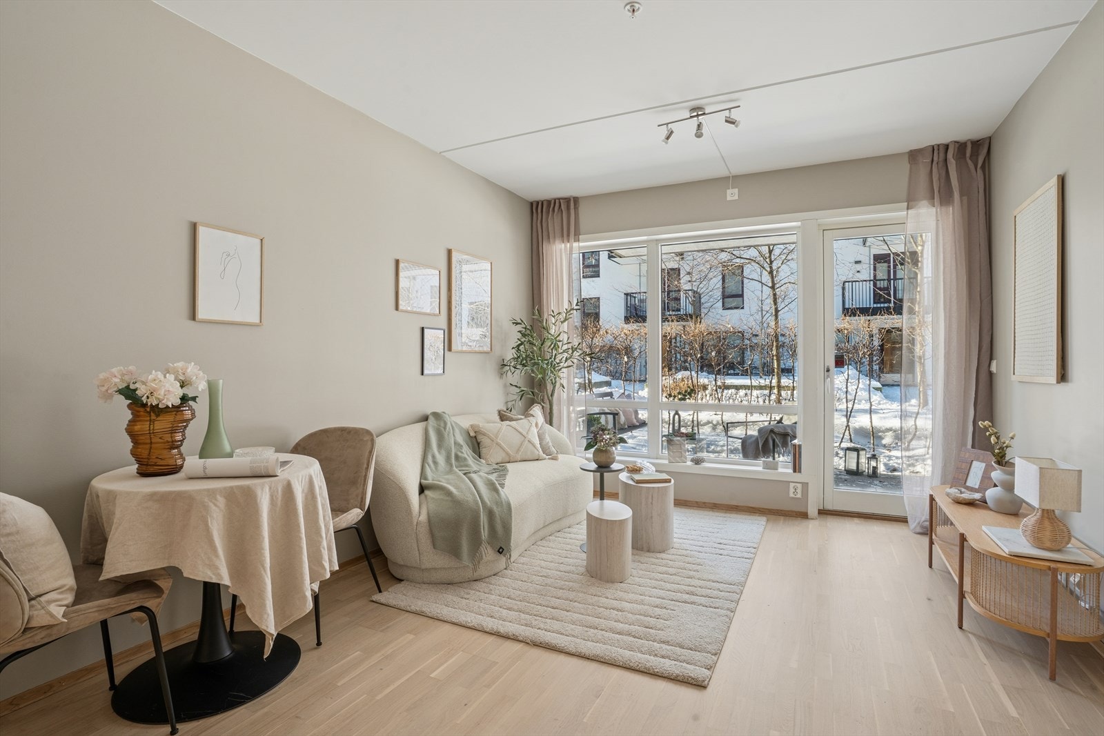 Kenny Tran v/ DNB Eiendom har gleden av å presentere denne lyse og praktiske leiligheten med markterrasse. (Foto: Olafur Kiljan) Galleribilde