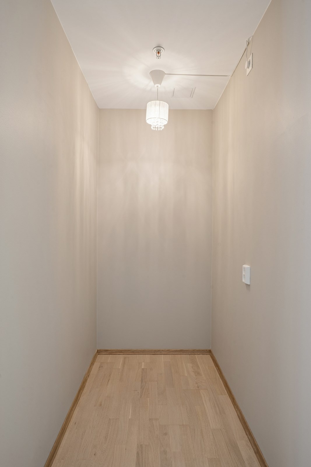 Romslig bod som gir gode oppbevaringsmuligheter, og som eventuelt kan brukes til andre formål. Galleribilde