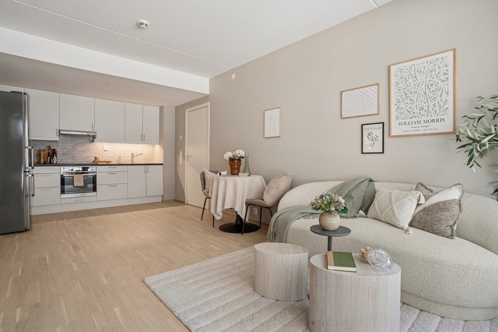 Pen stue/kjøkken areal med god plass til spisebord, og en naturlig sone for måltider og samvær. Galleribilde