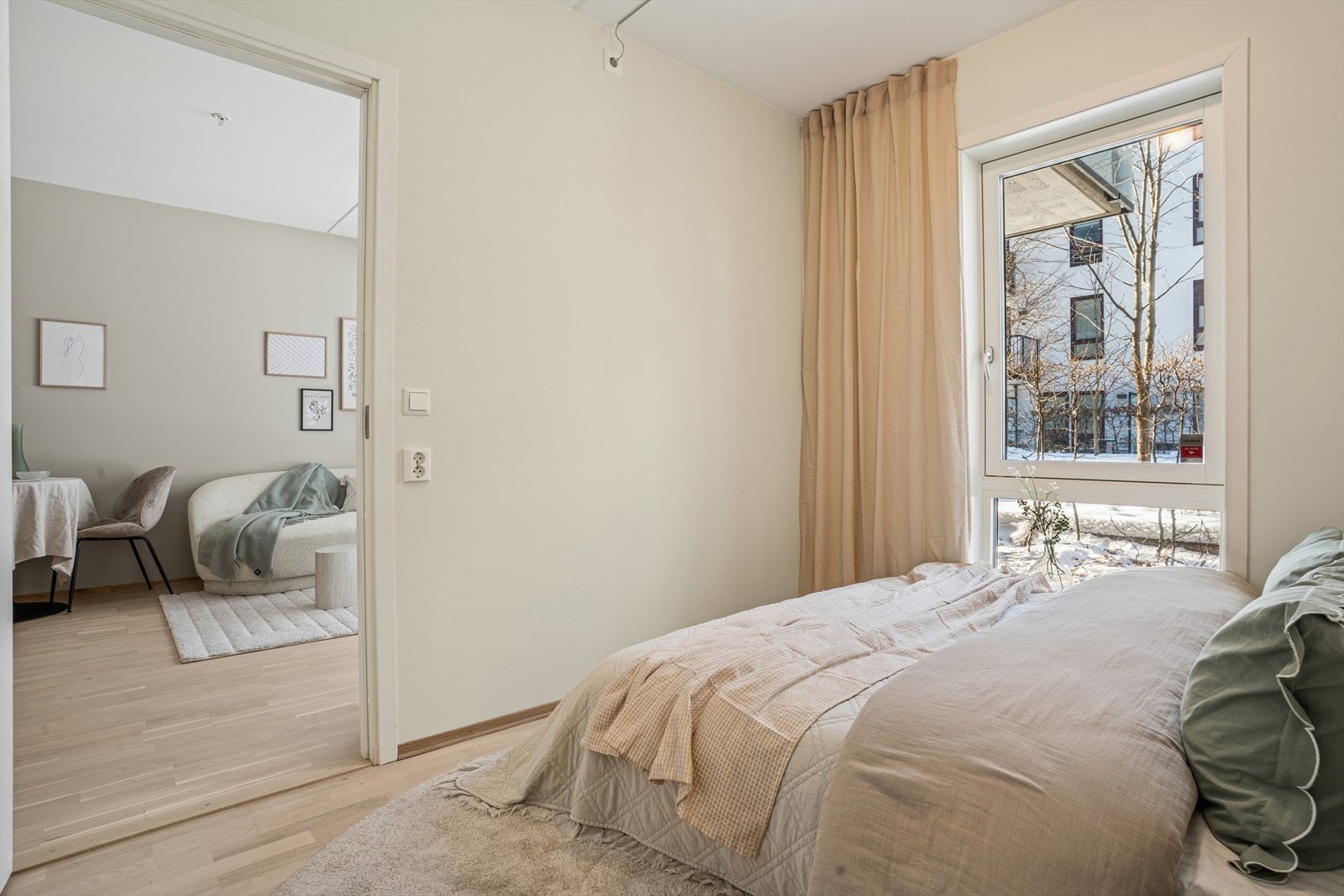 Lyst soverom med stor vindusflate som byr på naturlig lys og god romfølelse. Galleribilde