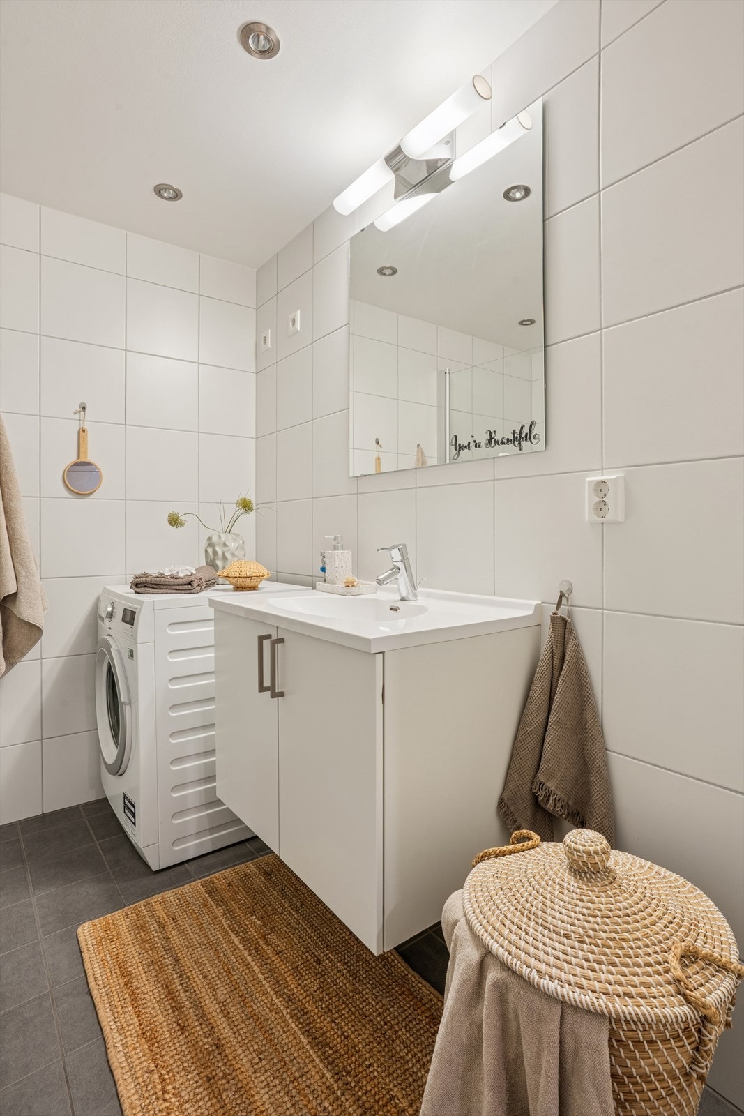 Pent og innredet med servant og veggfestet speil. Galleribilde