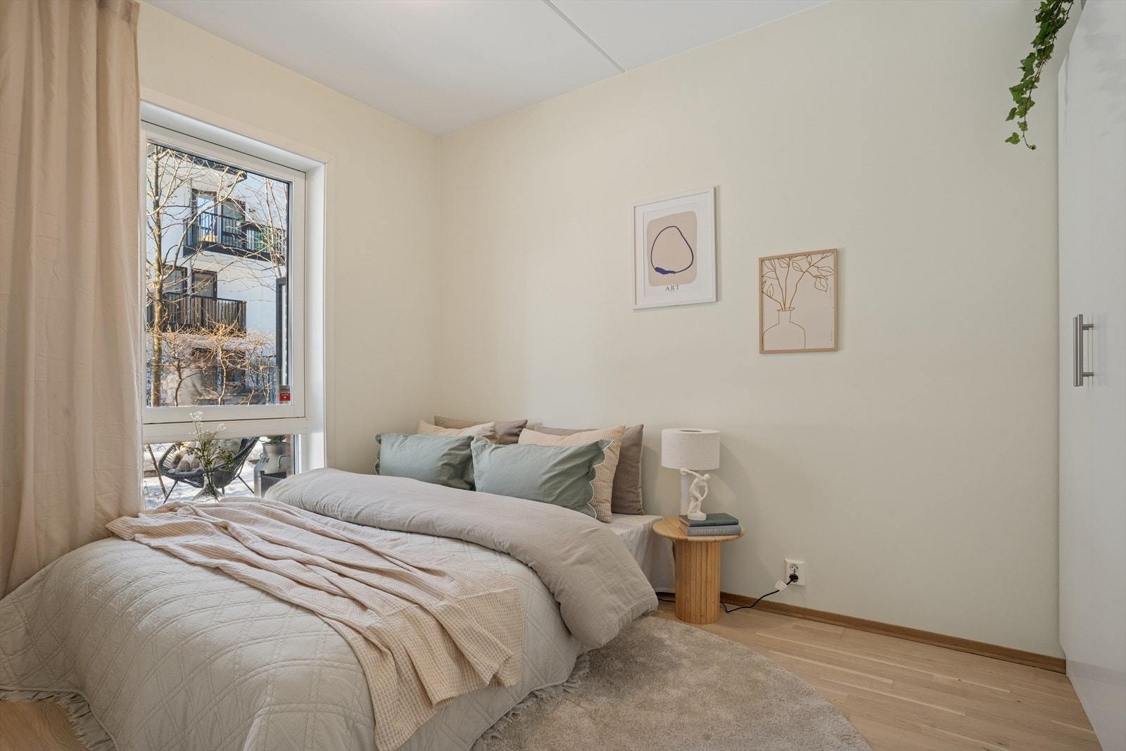 Soverom av god størrelse, med plass til dobbelseng og ønsket møblement. Galleribilde