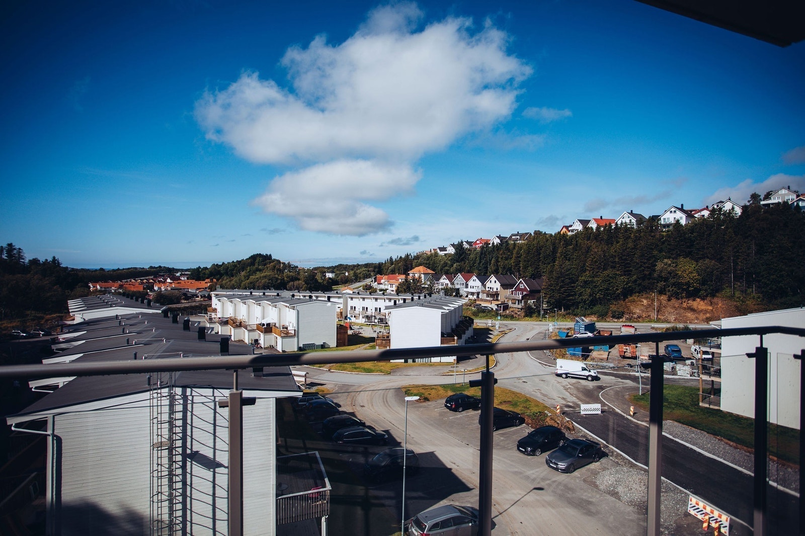 Flott utsikt og gode lys- og solforhold fra balkongen Galleribilde