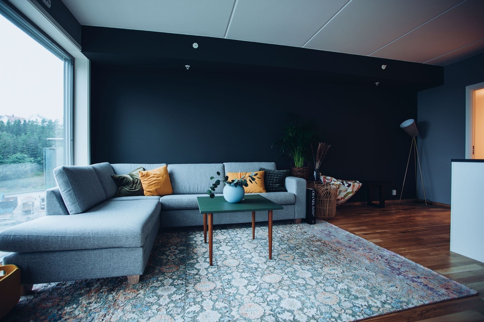 Fra kosekroken i sofaen kan du nye utsikten ned gjennom dalen Galleribilde