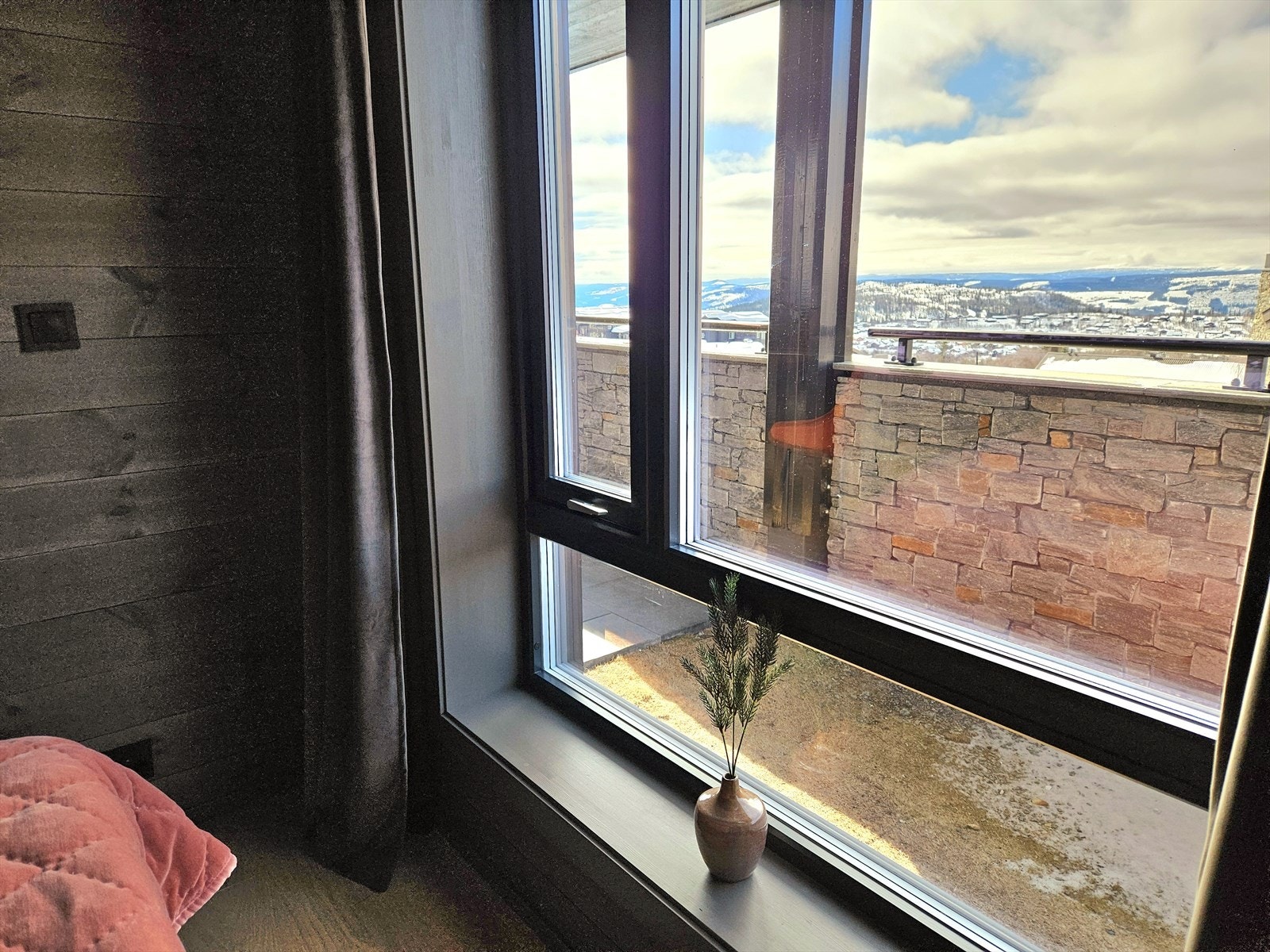 Bilde tatt av selger 06.04.2024 - Utsikt fra hovedsoverom Galleribilde