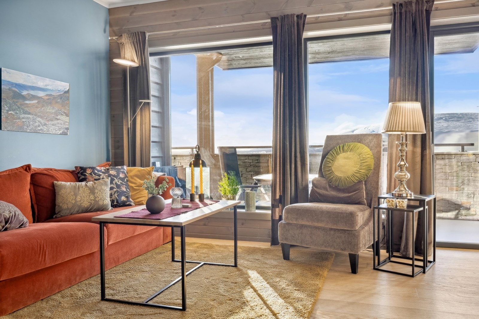 Stuen nyter godt av lysinnslipp fra flere gode vindusflater. Galleribilde