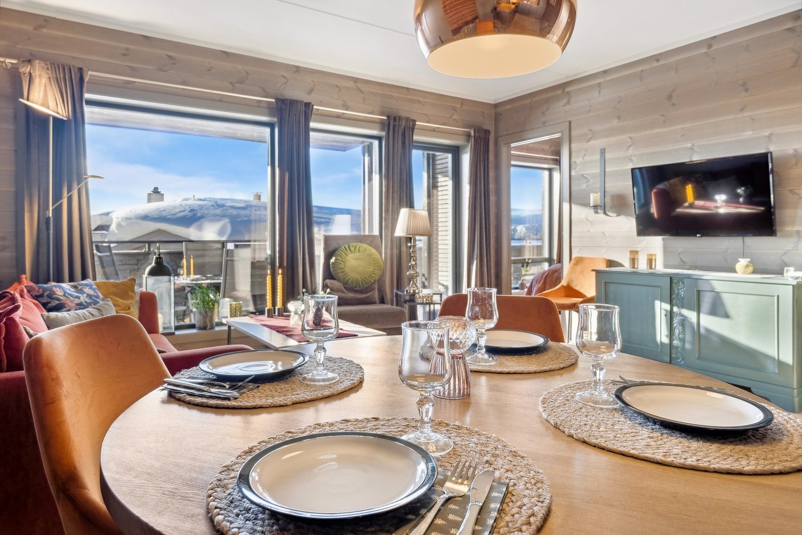 Fritidsleiligheten har en fin utforming som gjør det enkelt å møblere med både sofa, spisebord og annet ønskelig møblement. Galleribilde