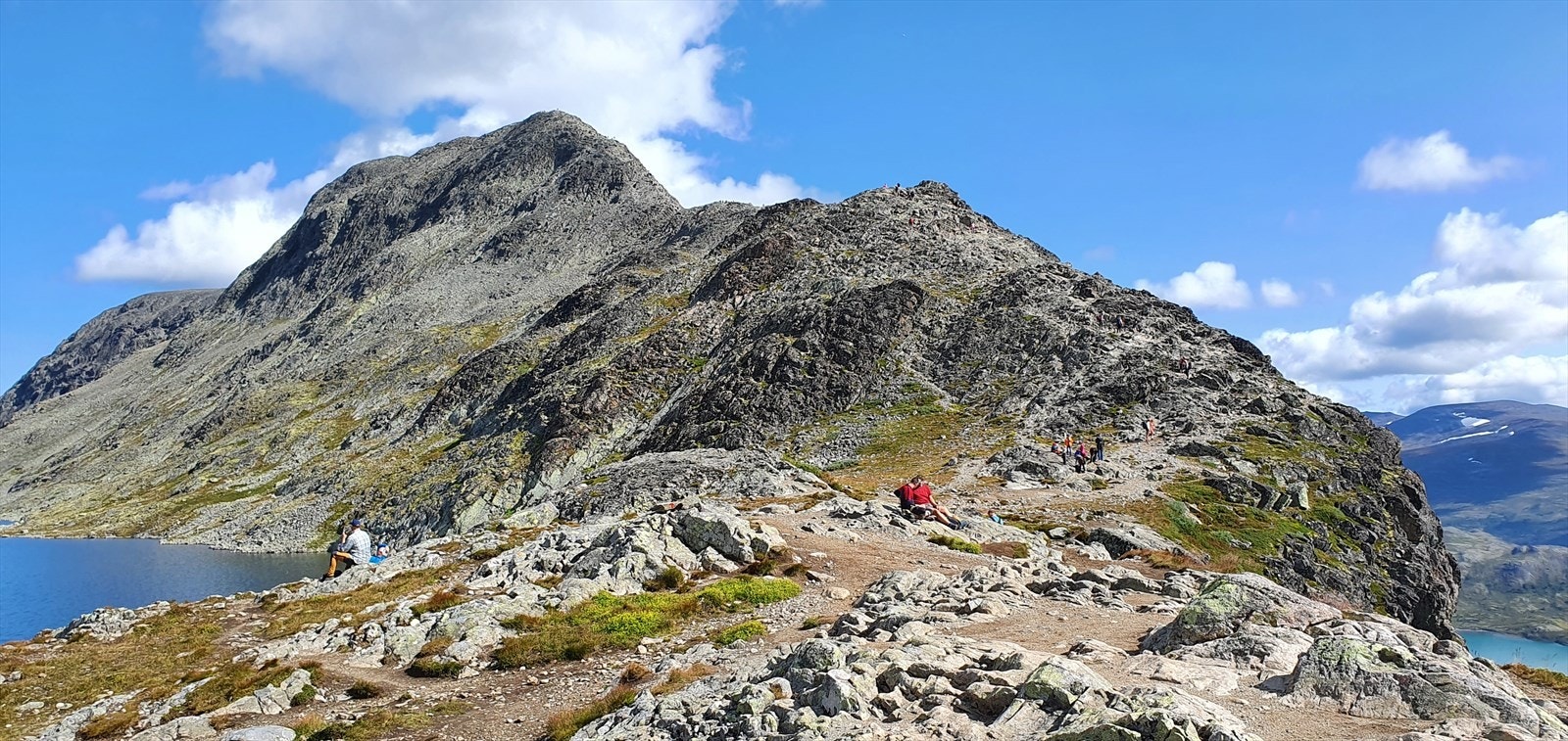 Selgers private bilde - 2021, toppen av Synshorn, utsikt Bitihorn, Synshorn nås fra Bygdin, ca. 15 min fra fritidsleiligheten. Galleribilde
