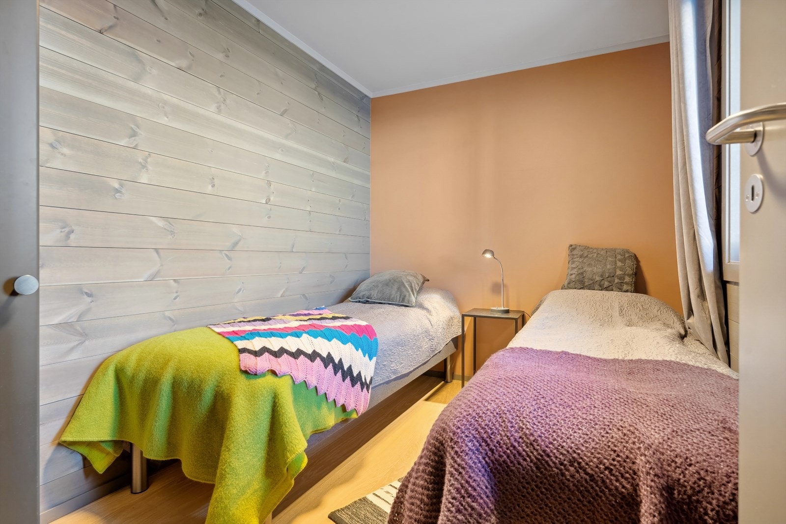 Soverommene fremstår som lyse og fine soverom med plass til både ønsket soveromsmøblement og garderobe. Galleribilde