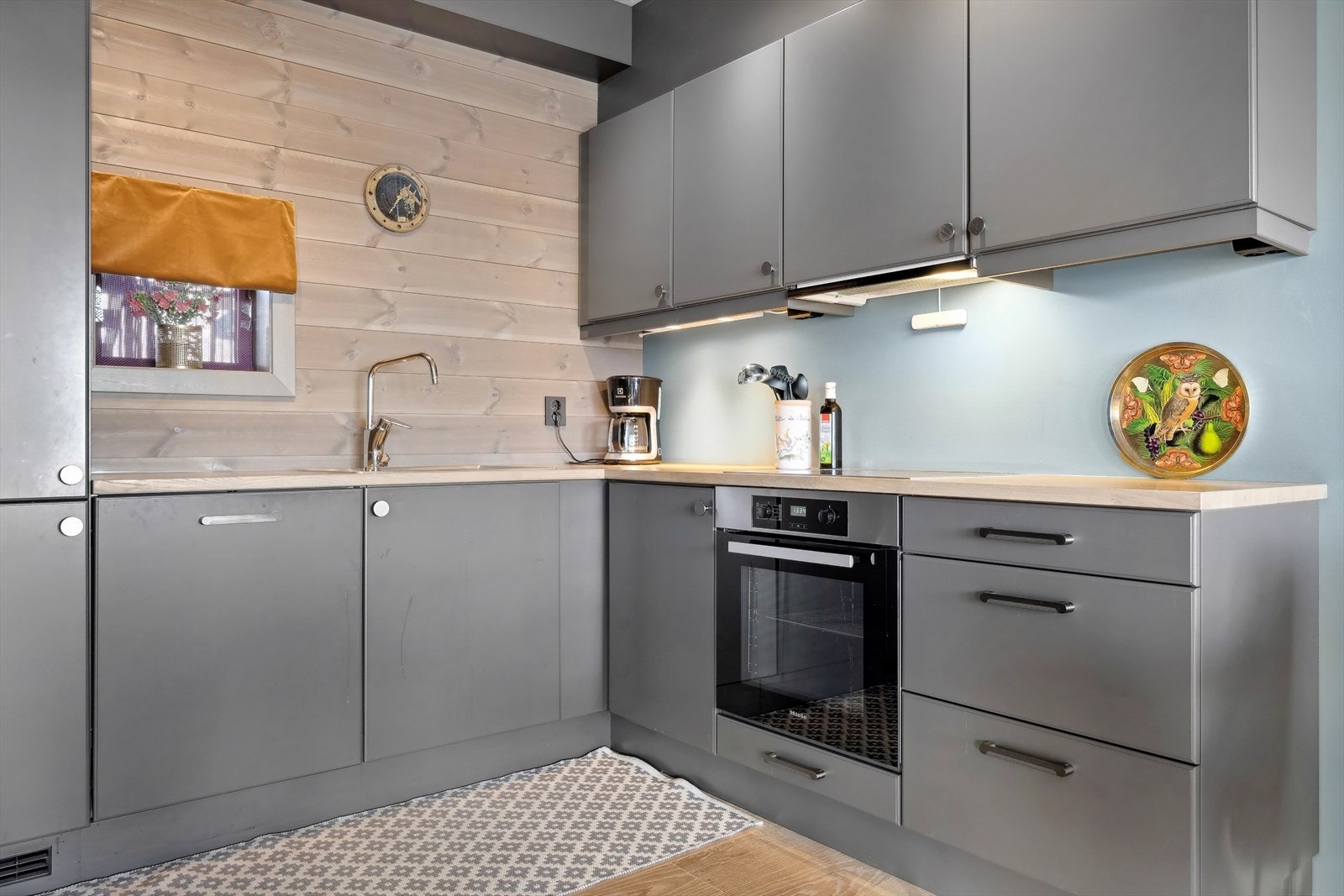 Kjøkkenet har fin kjøkkeninnredning med malte glatte fronter og ifølge selger heltre benkeplate som hun har regelmessig oljet. Galleribilde