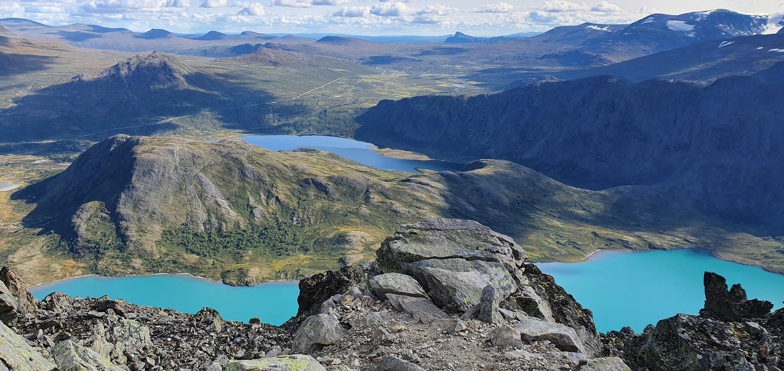 Selgers private bilde - 2021, på tur over Besseggen. Ca. 45 min kjøring fra fritidsleiligheten til Gjendesheim som er utg.pkt for båt til Memberubu for å starte turen over Besseggen. Galleribilde