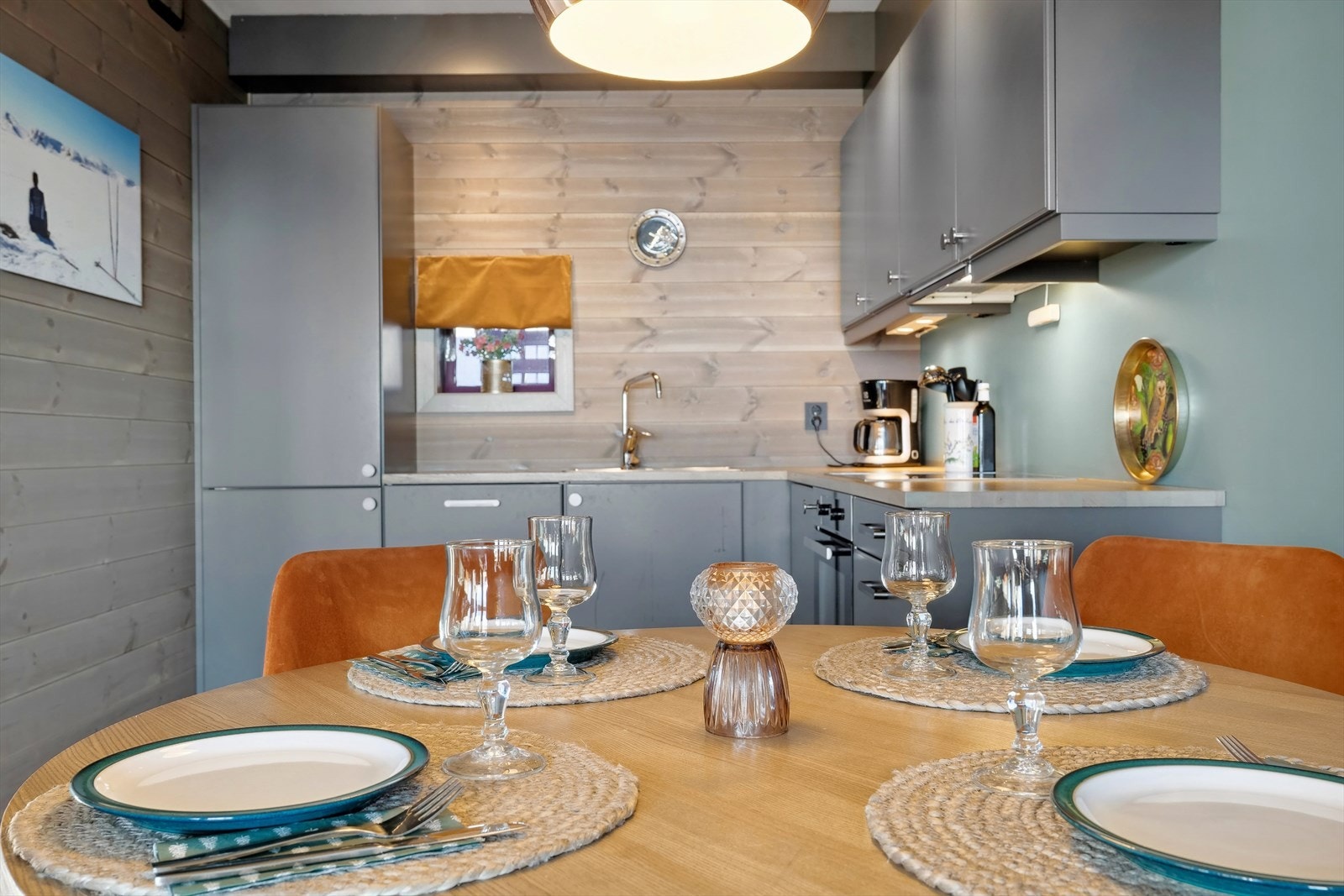 Det er montert vannstopp, komfyrvakt samt kjøkkenventilator med avtrekk via balansert ventilasjonsanlegg. Galleribilde