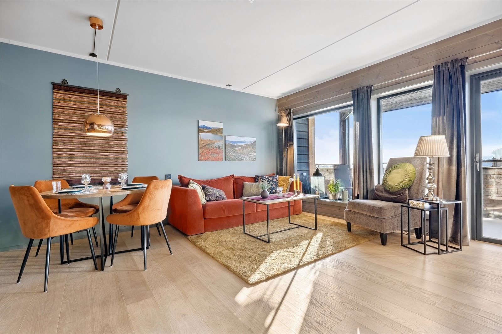 DNB Eiendom v/ Torleif Løvfald Gaard har gleden av å presentere Skjenhauglie 39!
Innbydende stue, med spiseplass og utgang til terrasse. Galleribilde