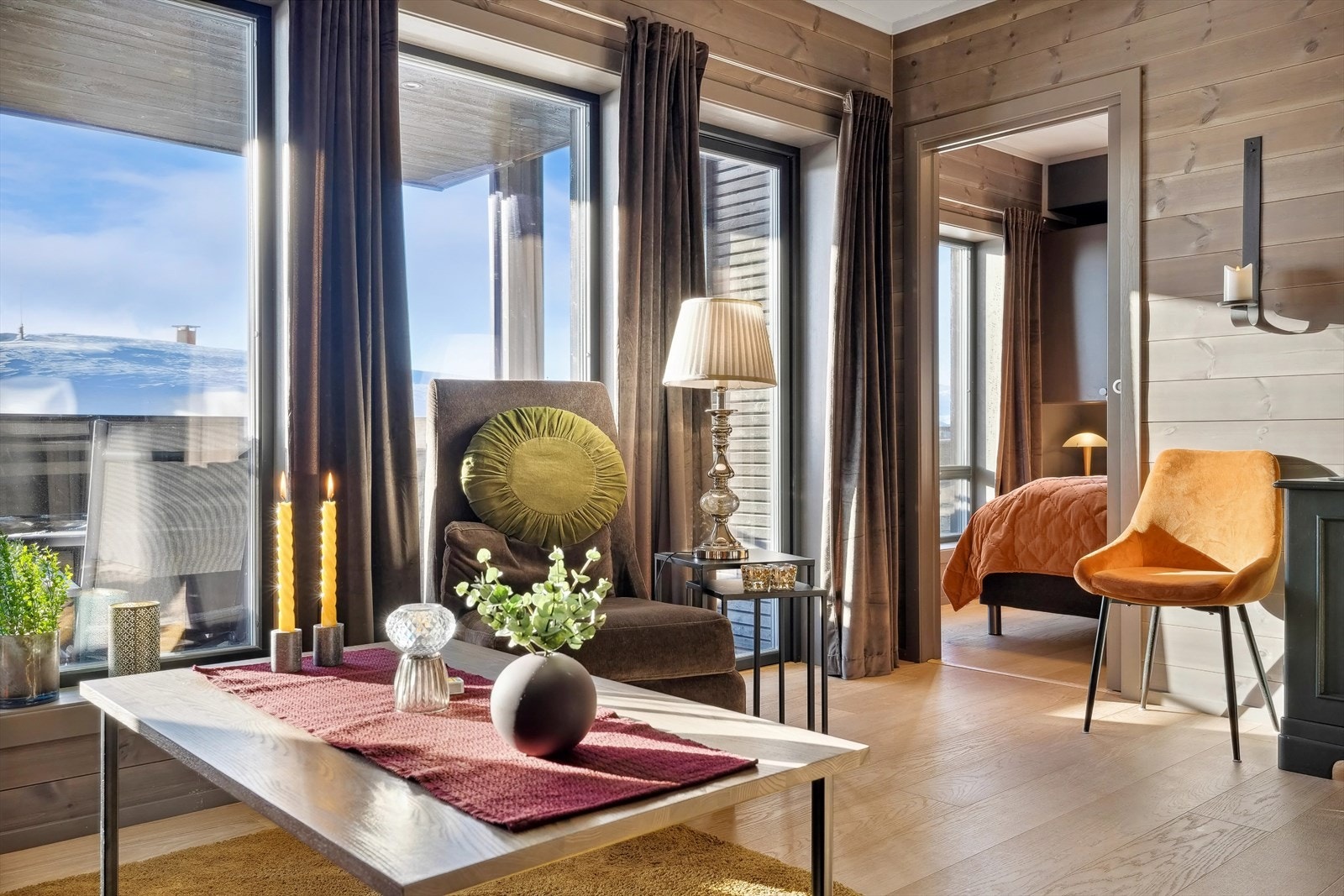 Fra stuen har du direkte utgang til flott markterrasse og hovedsoverom Galleribilde