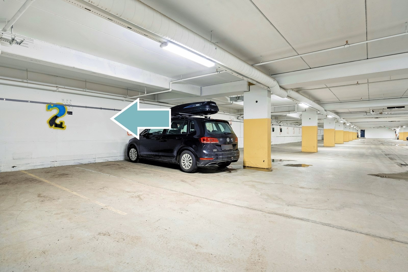 Garasjeplass i felles oppvarmet garasjeanlegg i underetasje. Galleribilde