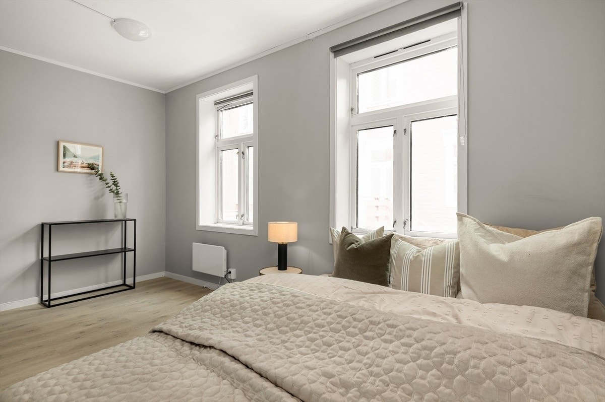 Soverommene har rikelig med plass til garderobe og oppbevaringsmuligheter. Galleribilde