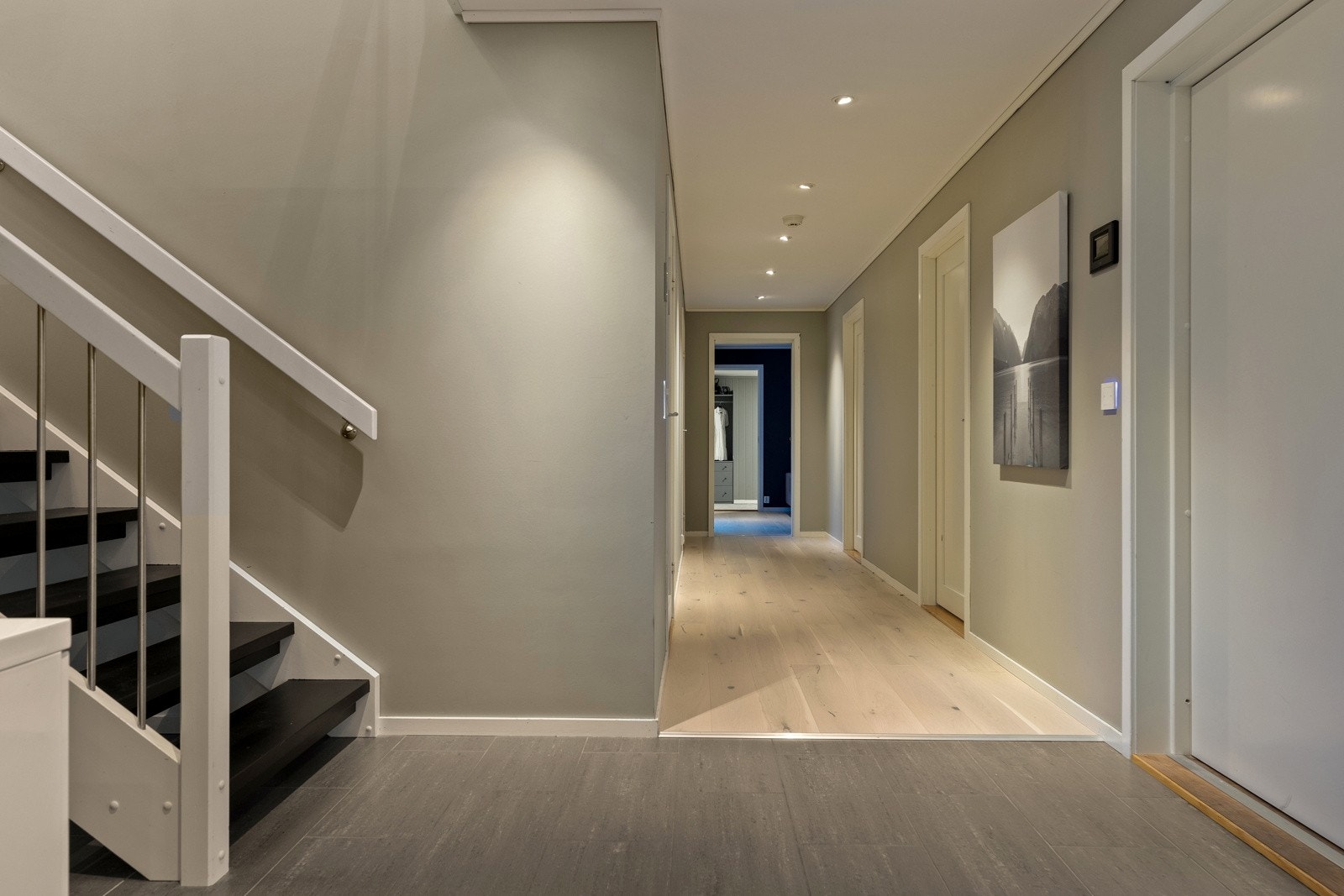 Fra entre i første etasje er det en hall med alle soverom, tv stue, et ekstra bad. I motsatt retning når du vaskerom og garasje Galleribilde