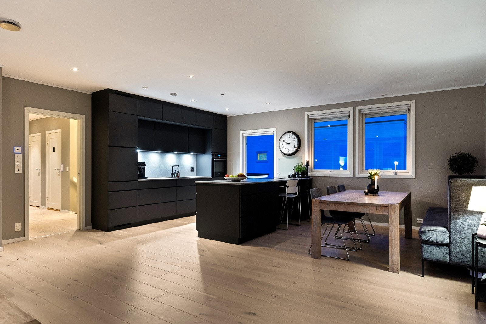 Så og si alle gulver har nylig fått ny 1-stavs eikeparkett (Begge etasjer, foruten der det er fliser) Galleribilde